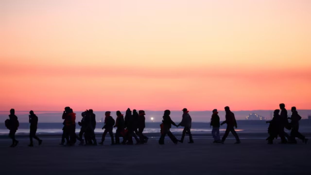 স্থায়ী বসবাসের জন্য আবেদনকারী অভিবাসীদের জন্য যুক্তরাজ্য কঠোর করছে নিয়ম